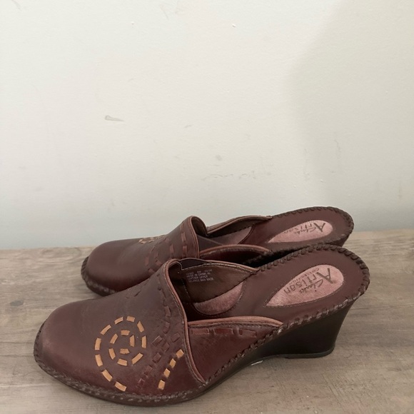 Clarks Artisan Womens 8 Slip-on Wedges Brown Leather Decorative Swirl Stitch - Picture 3 of 6